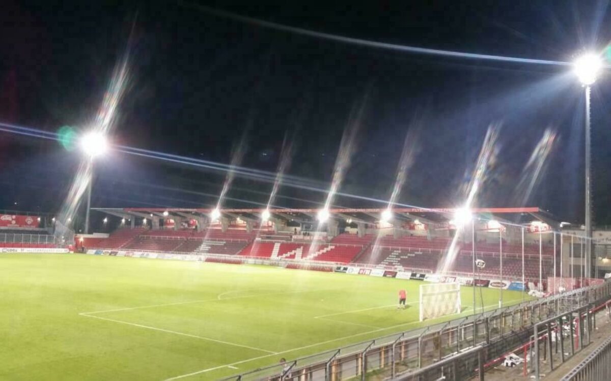 Das Stadion der Würzburger Kickers, die Flyeralarm Arena. Das Flutlicht ist an, der Blick geht auf die Haupttribüne Das Stadion der Würzburger Kickers, die Flyeralarm Arena. Das Flutlicht ist an, der Blick geht auf die Haupttribüne